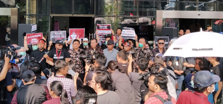 MELAWAN NALAR PUBLIK, REVISI UU KPK HARUS DITOLAK MELAWAN NALAR PUBLIK, REVISI UU KPK HARUS DITOLAK