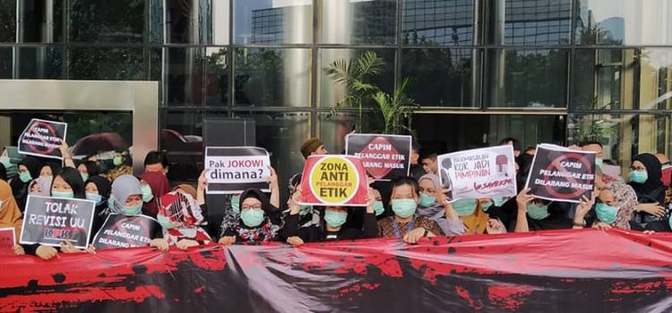Satu Tahun Kinerja Komisi Pemberantasan Korupsi “Penguatan Semu Pemberantasan Korupsi” Satu Tahun Kinerja Komisi Pemberantasan Korupsi “Penguatan Semu Pemberantasan Korupsi”