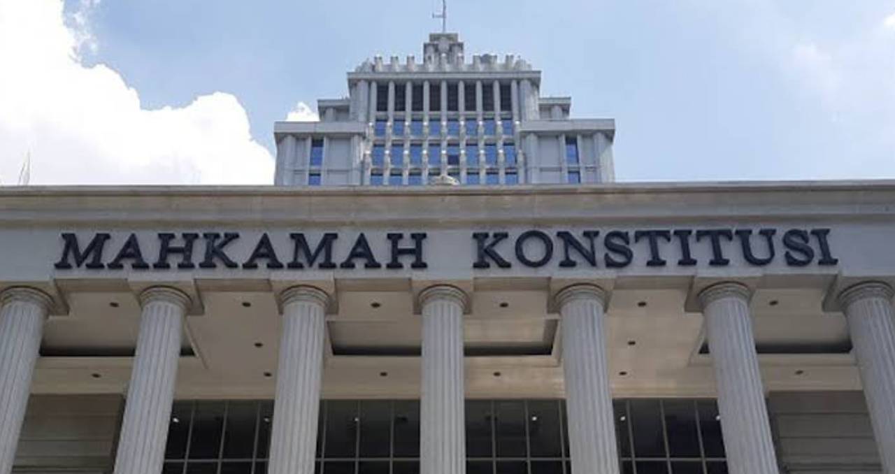 RAKYAT DIKALAHKAN: Putusan Mahkamah Konstitusi RI Melegitimasi Pembajakan Dana Pendidikan untuk MBG